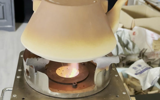 Hillrein Zhengtu flame beneath a pale kettle, illustrating why a smokeless wood stove startup needs more evidence than one burning frame